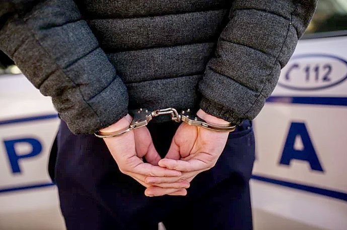 Un șofer cu permisul suspendat a încercat să-i fenteze pe polițiștii clujeni, schimbând locul cu pasagerul din dreapta / Pasibil de închisoare de la 6 luni la 3 ani