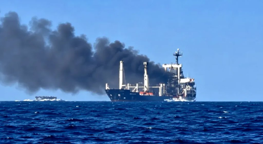 O navă ar fi fost lovită de o dronă în Marea Neagră, lângă Platforma Pescăruș. 13 marinari ar fi dispăruți