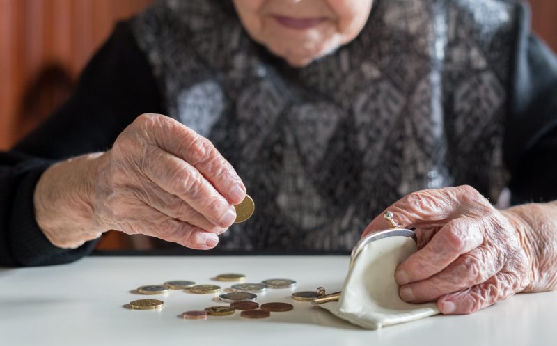 Pensionarii primesc bani în plus în decembrie. Sumele diferă în funcție de venit