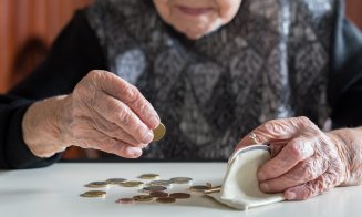 Pensionarii primesc bani în plus în decembrie. Sumele diferă în funcție de venit