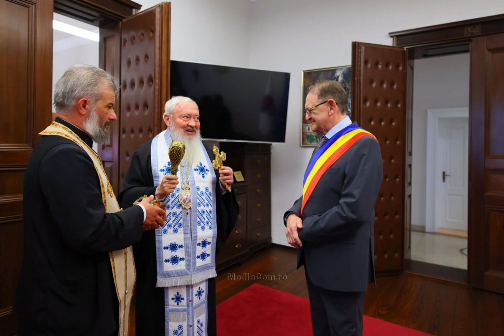 Moment emoționant: Primăria Turda, sfințită de Mitropolitul Andrei după lucrările de reabilitare