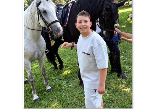 Denis are 13 ani și are nevoie urgentă de o operație de 43.000 de euro: „Îi văd mamei teama din ochi”