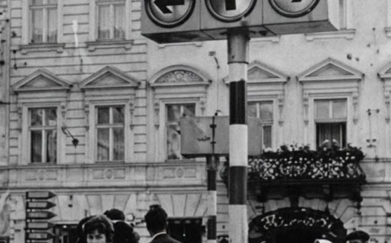 Un experiment: noul tip de semafor electric din Piața Unirii, anul 1970