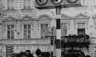 Un experiment: noul tip de semafor electric din Piața Unirii, anul 1970