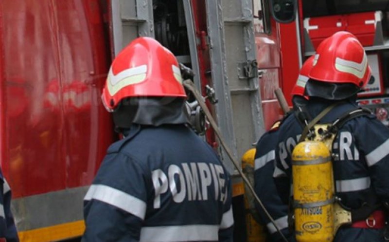 Cluj: INCENDIU izbucnit în podul unui bloc. Zece persoane s-au autoevacuat