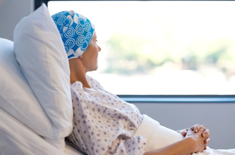 O femeie care a învins cancerul de colon de trei ori dezvăluie simptomul pe care l-a avut încă de la 14 ani