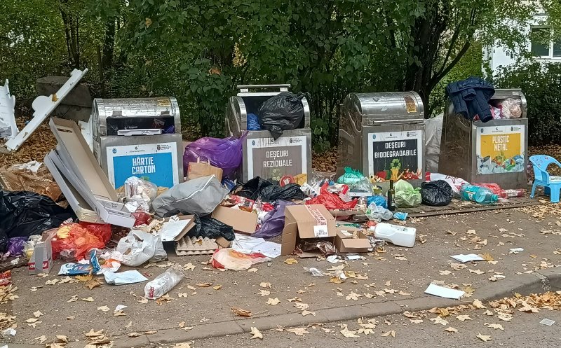 Situația gunoaielor din Mănăștur persistă. Deșeurile se adună în jurul containerelor