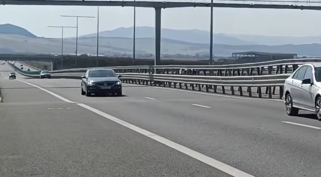 "Trambulină” pe autostrada A10 Sebeș–Turda. Mașinile "sar” la trecerea peste o denivelare a carosabilului