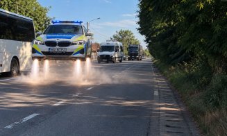 Nici IPJ Cluj n-a rezistat trendului cu Tesla Roadster. Polițiștii au glumit pe seama "butonului de decolare” al autospecialei