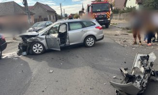 Doi șoferi de 18 ani, implicați într-un accident în Cluj. Două persoane au ajuns la spital