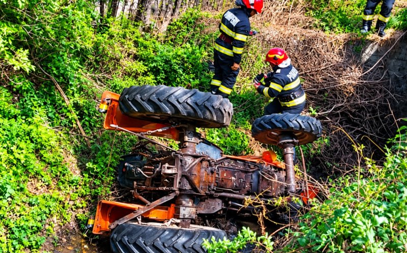 Accident cumplit în Cluj. Un bărbat se află în stare gravă după ce s-a răsturnat cu tractorul