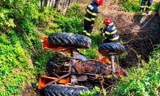 Accident cumplit în Cluj. Un bărbat se află în stare gravă după ce s-a răsturnat cu tractorul