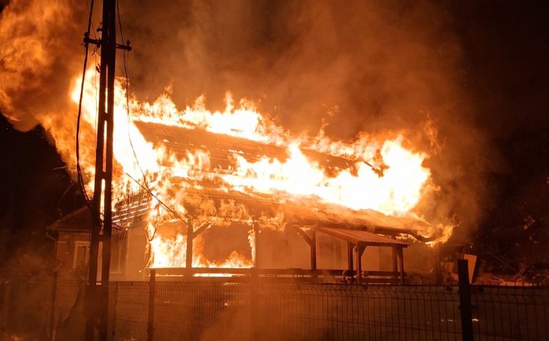 Incendiu devastator în toiul nopții, la Cluj: acoperișul unei case, cuprins de flăcări. Intervenția pompierilor a durat două ore