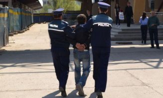 Tânăr de 17 ani din Cluj, reținut după ce și-ar fi distrus brățara electronică de monitorizare. Se afla sub control judiciar în două dosare penale