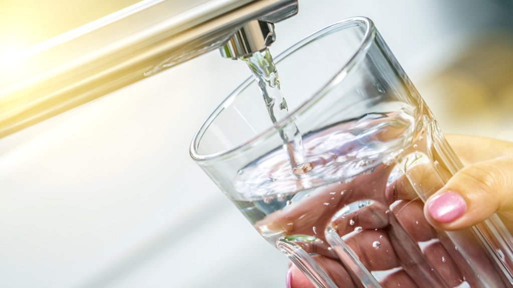 Cum poți reduce gratuit microplasticele din apa de la robinet. Metoda testată de cercetători