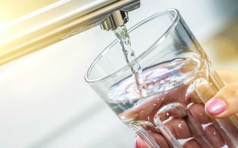 Cum poți reduce gratuit microplasticele din apa de la robinet. Metoda testată de cercetători