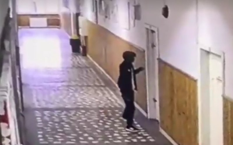 Momentul în care elevul își atacă profesoara și un coleg cu un cuțit, surprins de o cameră de supraveghere