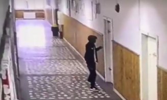 Momentul în care elevul își atacă profesoara și un coleg cu un cuțit, surprins de o cameră de supraveghere