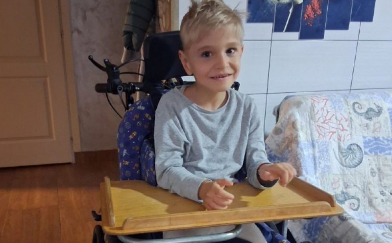 O mamă cere ajutor pentru băiețelul ei de doar 5 ani: „Vreau să aud cuvântul «mama» și să-mi văd copilul făcând primul pas!”