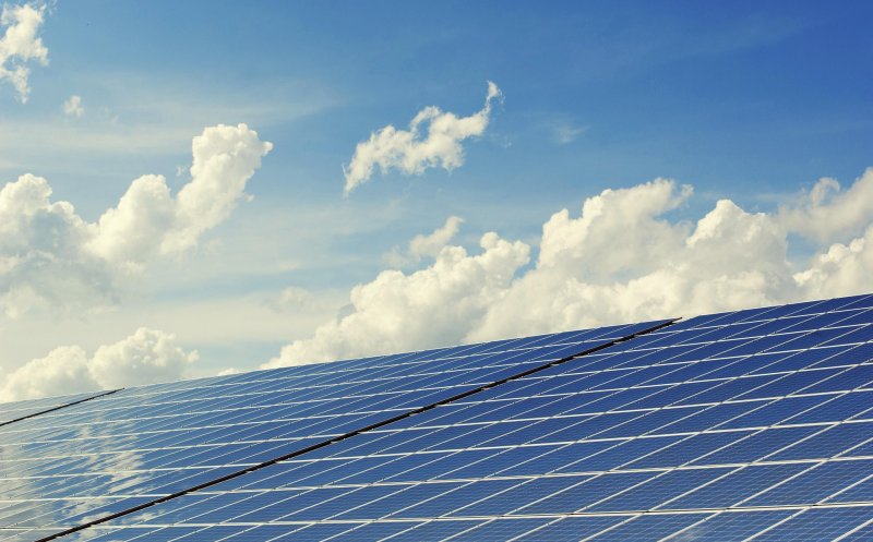 Cluj-Napoca investește 3 milioane de euro în energie solară pentru iluminatul public. Câți bani va economisi anual
