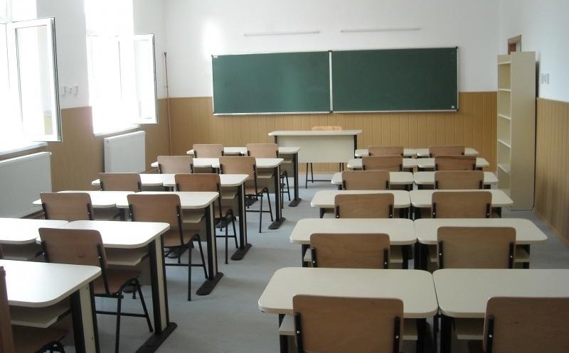 Ce se întâmplă cu elevii școlii din Bistrița unde au avut loc scenele șocante. Decizia luată după atacul cu cuțitul