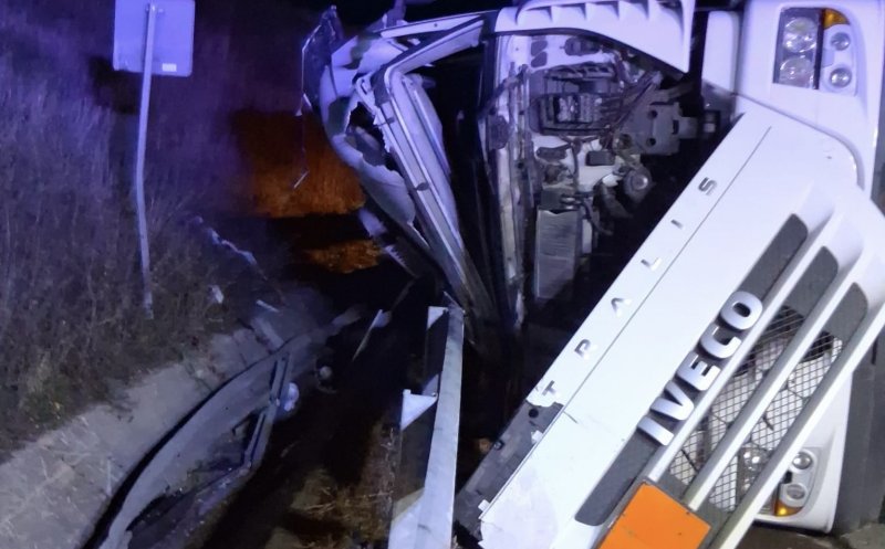 Accident pe Autostrada A3, în Cluj. Un autotren s-a răsturnat / Care este starea șoferului