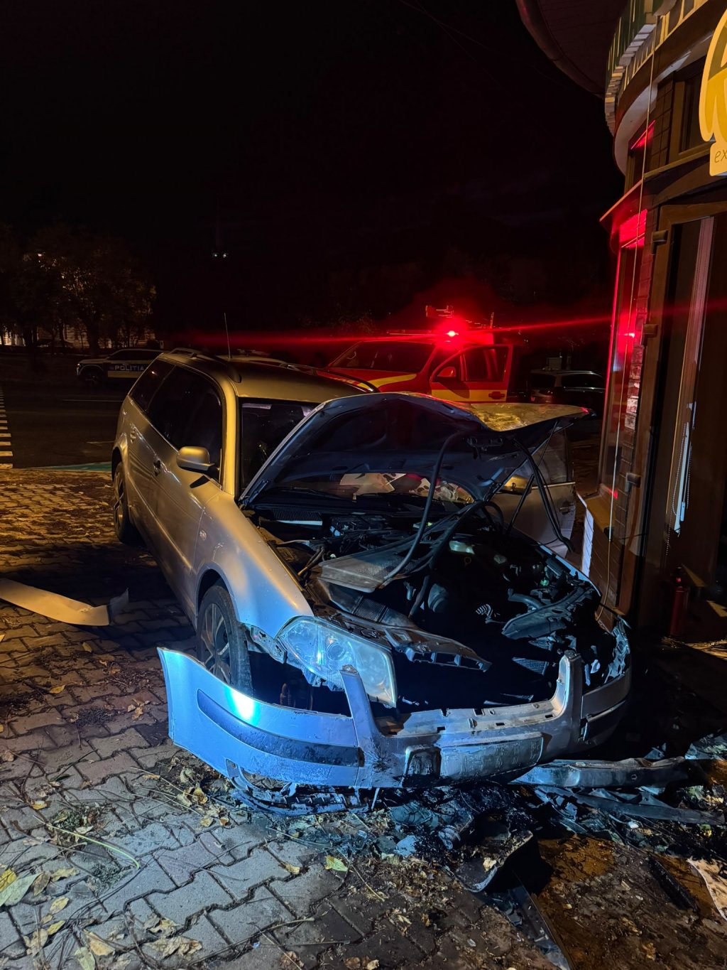 A intrat cu mașina în clădirea Centrului Turistic și a fugit de la locul faptei