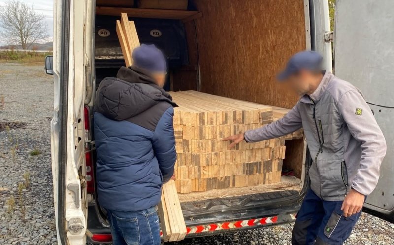 Amendă pentru un bărbat care transporta lemne. Încărcătură a fost confiscată de polițiștii clujeni