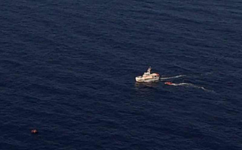 Nava lovită de drone în Marea Neagră, aproape de Constanța. Nouă marinari au fost salvaţi, trei sunt dispăruţi, iar unul este decedat