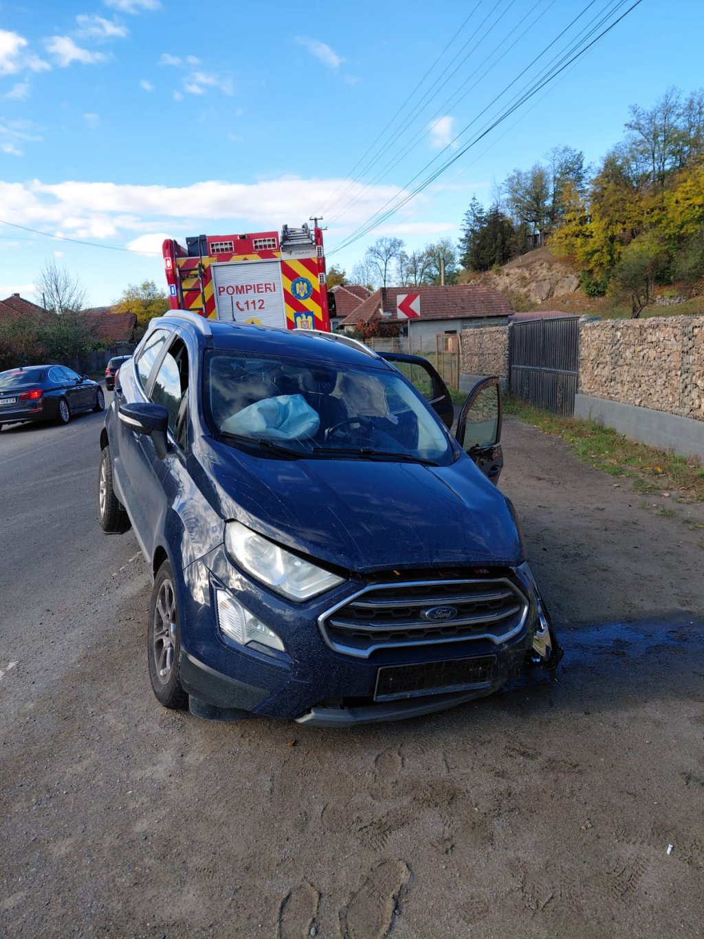 Trei oameni transportați la spital, după un accident &icirc;ntre o mașină și o autoutilitară