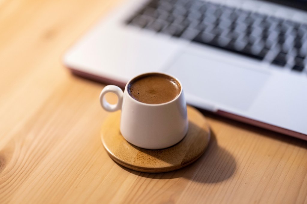 Ingredientul din cafea care are mai multe calorii decât zahărul. Ce arată un studiu pe 30.000 de persoane