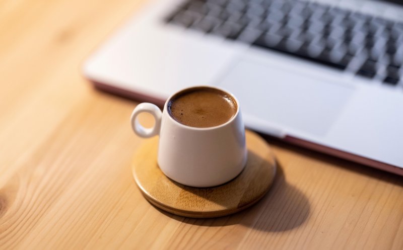 Ingredientul din cafea care are mai multe calorii decât zahărul. Ce arată un studiu pe 30.000 de persoane