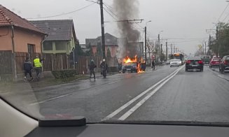 Incendiu pe strada Traian Vuia din Cluj-Napoca. O autoutilitară a luat foc în apropierea unei benzinării