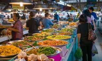 Street food thailandez: Cum mănânci ca un localnic în sejurul tău din Thailanda