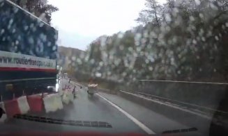 Un șofer de TIR din Cluj a lovit separatoarele de drum, proiectându-le într-un autoturism. În loc să oprească, și-a continuat drumul