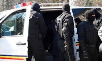 Doi bărbați, prinși în flagrant la Florești, în timp ce tranzacționau peste un kilogram de droguri. Ce sumă uriașă cereau pentru substanțele interzise