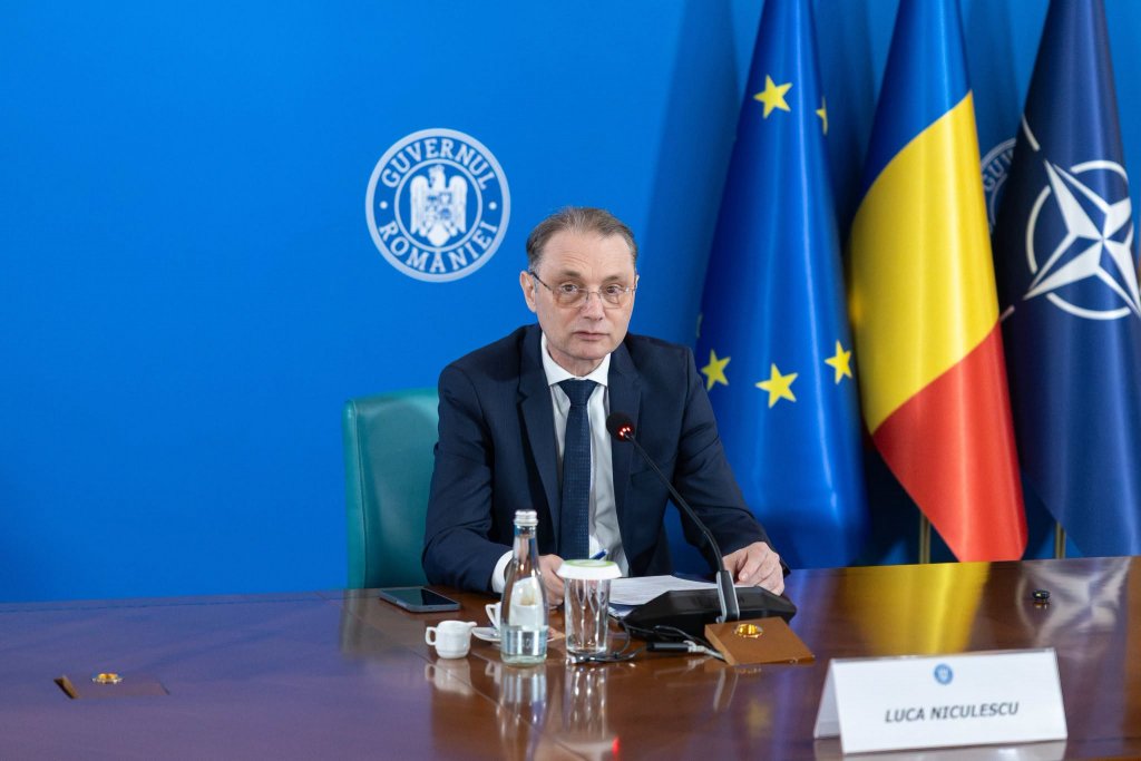 Sondaj. Jumătate dintre români consideră greșită decizia PNL de a vota Guvernul Luca Niculescu